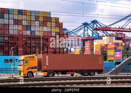 Hamburger Hafen, Waltershofer Hafen, Containerschiffe, LKW bringen und holen Frachtcontainer vom und zum HHLA Containerterminal Burchardkai, Hamburg, Deutschland Containertransport *** Hafen Hamburg, Waltershofer Hafen, Containerschiffe, LKW bringen und holen Frachtcontainer zum und vom HHLA Containerterminal Burchardkai, Hamburg, Deutschland Containertransport Stockfoto