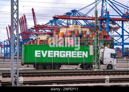 Hamburger Hafen, Waltershofer Hafen, Containerschiffe, LKW bringen und holen Frachtcontainer vom und zum HHLA Containerterminal Burchardkai, Hamburg, Deutschland Containertransport *** Hafen Hamburg, Waltershofer Hafen, Containerschiffe, LKW bringen und holen Frachtcontainer zum und vom HHLA Containerterminal Burchardkai, Hamburg, Deutschland Containertransport Stockfoto