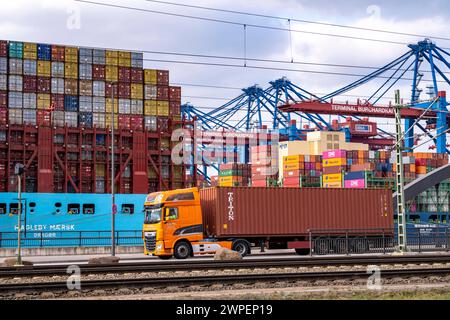 Hamburger Hafen, Waltershofer Hafen, Containerschiffe, LKW bringen und holen Frachtcontainer vom und zum HHLA Containerterminal Burchardkai, Hamburg, Deutschland Containertransport *** Hafen Hamburg, Waltershofer Hafen, Containerschiffe, LKW bringen und holen Frachtcontainer zum und vom HHLA Containerterminal Burchardkai, Hamburg, Deutschland Containertransport Stockfoto