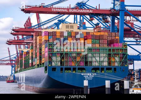 HMM Nuri Containerfrachter, am HHLA Containerterminal Burchardkai, im Waltershofer Hafen, wird beladen, Kapazität von bis zu 16000 TEU, Hamburg, Deutschland Containerschiff *** HMM Nuri Containerfrachter, am HHLA Containerterminal Burchardkai, im Waltershofer Hafen, geladen, Kapazität bis zu 16000 TEU, Hamburg, Deutschland Containerschiff Stockfoto