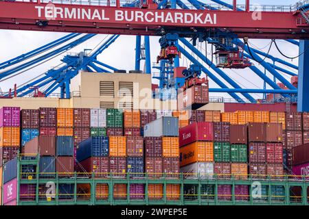 HMM Nuri Containerfrachter, am HHLA Containerterminal Burchardkai, im Waltershofer Hafen, wird beladen, Kapazität von bis zu 16000 TEU, Hamburg, Deutschland Containerschiff *** HMM Nuri Containerfrachter, am HHLA Containerterminal Burchardkai, im Waltershofer Hafen, geladen, Kapazität bis zu 16000 TEU, Hamburg, Deutschland Containerschiff Stockfoto