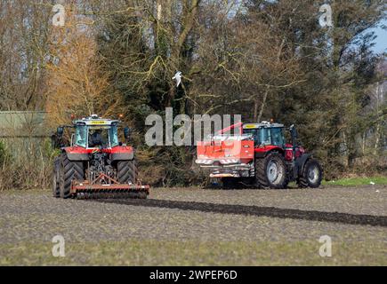 Massey Ferguson S 7719 mit Dyna-VT CVT-Getriebe in Holmeswood, Lancashire. Wetter in Großbritannien 07. März 2024. Pflügen und Kalken des Bodens an einem Trocknungstag im März: Schwere Traktoren können unter nassen Bodenbedingungen die Bodenverdichtung erleichtern, während sich die Anpflanzung im Winter verzögert. Stockfoto