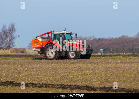 Massey Ferguson S 7719 mit Dyna-VT CVT-Getriebe in Holmeswood, Lancashire. Wetter in Großbritannien 07. März 2024. Pflügen und Kalken des Bodens an einem Trocknungstag im März: Schwere Traktoren können unter nassen Bodenbedingungen die Bodenverdichtung erleichtern, während sich die Anpflanzung im Winter verzögert. Stockfoto