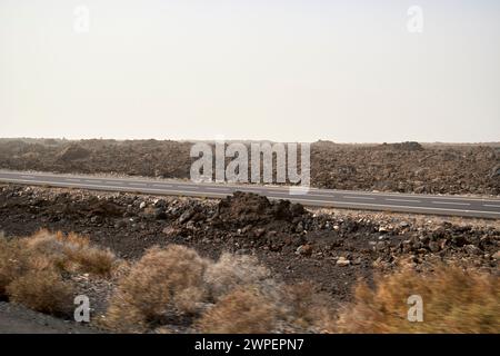 Fahren Sie entlang der LZ-2-Straße in Richtung playa blanca während eines calima-Staubsturms, Lanzarote, Kanarische Inseln, spanien Stockfoto