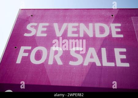 Zweisprachiges spanisch und englisch zum Verkauf. Vende Schild vor dem Hotel in playa blanca, Lanzarote, Kanarischen Inseln, spanien Stockfoto