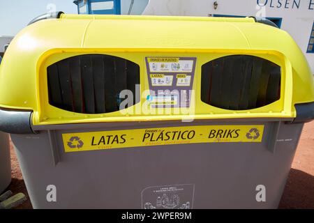 Sammelbehälter für Dosen Kunststoffkartons und Kunststoffe playa blanca, Lanzarote, Kanarische Inseln, spanien Stockfoto