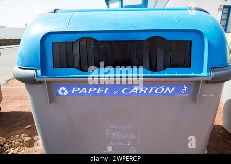 Recyclingbehälter für Papier und Pappe in öffentlichen Wohngebieten playa blanca, Lanzarote, Kanarische Inseln, spanien Stockfoto