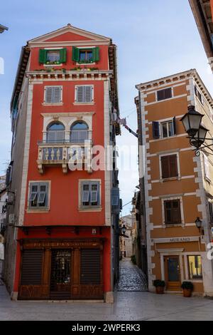 Stadtbild Grisia Straßenblick in Rovinj Kroatien mit gelben Häusern Türen und Rollläden. Stockfoto