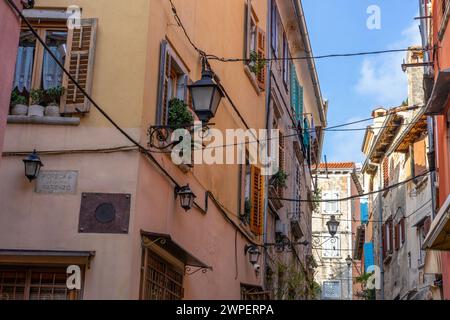 Stadtbild Grisia Straßenblick in Rovinj Kroatien mit gelben Häusern Türen und Rollläden. Stockfoto