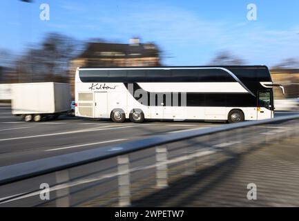 Dresden, Deutschland. März 2024. Ein sogenannter Tourbus fährt über den Fritz-Foerster-Platz. Robert Michael/dpa/Alamy Live News Stockfoto