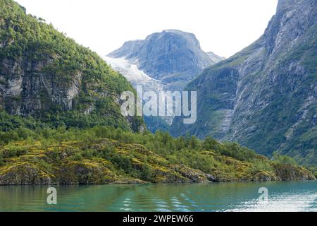 Norwegen: Kjenndalsbreen-Gletscher am Ende des Loen-Sees und des Kjenndalen-Tals Stockfoto