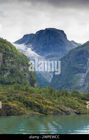 Norwegen: Kjenndalsbreen-Gletscher am Ende des Loen-Sees und des Kjenndalen-Tals Stockfoto