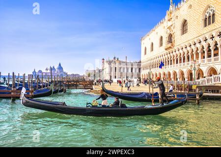 Venedig, Italien, 14. Februar 2024 - Duke Palace Uferpromenade in Venedig Gondeln am Valentinstag. Berühmter Touristenort in Italien, der von vielen Touren besucht wird Stockfoto