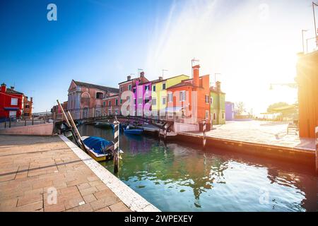 Insel Burano Bunte Häuser und Kanal Sonnenuntergang, Archiprelago von Venedig, Italien Stockfoto