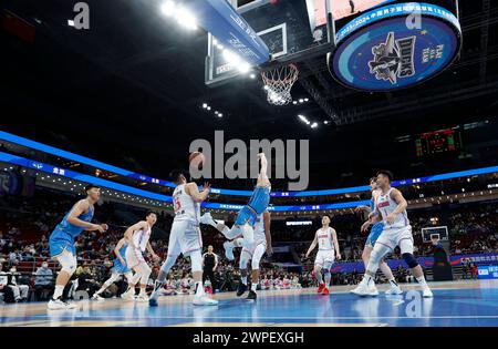 Peking, China. März 2024. Tian Yuxiang (C) von Peking Ducks verliert den Ball unter der Verteidigung von Su Ruoyu (4. L) und Venkatesha Jois (4. R) von Sichuan Blue Whales während des Spiels der 40. Runde zwischen Peking Ducks und Sichuan Blue Whales in der Liga des Chinesischen Basketballverbandes (CBA) 2023-2024 in Peking. Hauptstadt Chinas, 7. März 2024. Quelle: Wang Lili/Xinhua/Alamy Live News Stockfoto