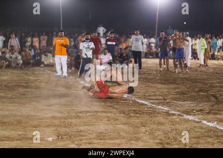 Kabaddi-Spiel. Kabaddi-Spieler jagen im überfüllten Stadion Razzien gegen das Team. Kabaddi Punjab Sports Stockfoto