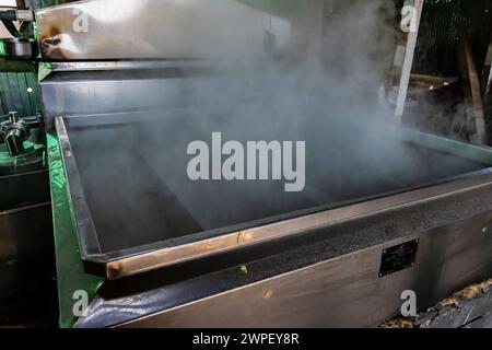 Verdampfer in sugarhouse, der ahornsaft zu Sirup auf einer Amischen Farm in Michigan, USA verarbeitet [keine Freigabe der Immobilie; nur redaktionelle Lizenzierung] Stockfoto