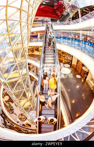 Frankfurt, Deutschland - 23. April 2011: Innenansicht von Atrium und Fahrtreppenhalle mit Krümmungskorridor von MyZeil, modernes Einkaufszentrum in Frankfurt. Stockfoto