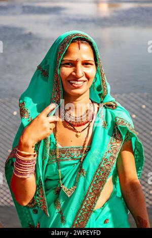 Jaipur, Indien - 12. November 2011: Attraktive indische Frau in lokalem Sari, gekleidet für ein Festival, posiert gerne für den Fotografen. Stockfoto