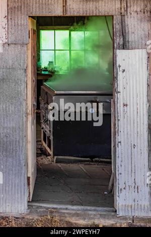 Verdampfer in sugarhouse, der ahornsaft zu Sirup auf einer Amischen Farm in Michigan, USA verarbeitet [keine Freigabe der Immobilie; nur redaktionelle Lizenzierung] Stockfoto