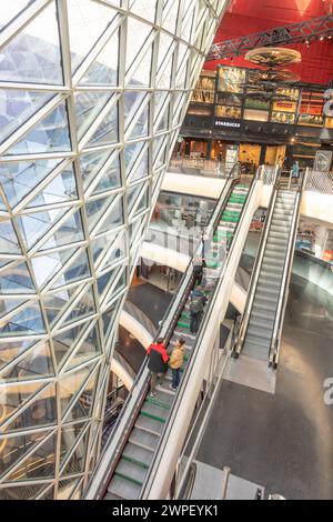 Frankfurt, Deutschland - 3. März 2024: Innenansicht von Atrium und Fahrtreppenhalle mit Krümmungskorridor von MyZeil, modernes Einkaufszentrum in Frankfurt. Stockfoto