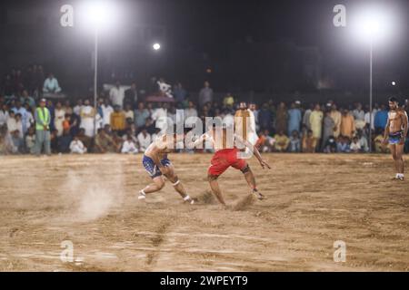 Kabaddi-Spiel. Kabaddi-Spieler jagen im überfüllten Stadion Razzien gegen das Team. Kabaddi Punjab Sports Stockfoto