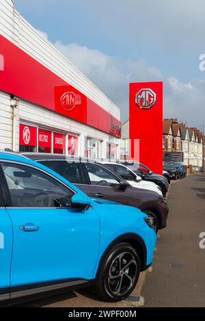 Ausstellungsraum DES MG-Autohändlers in West Road, Westcliff on Sea, Essex, Großbritannien. Autos vor dem MG Motor-Händlerbüro, mit Logo Stockfoto
