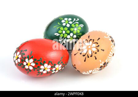 Ostereier, rot, grün und braun, Weihnachtsdekoration. Eier isolieren auf weißem Hintergrund. Stockfoto