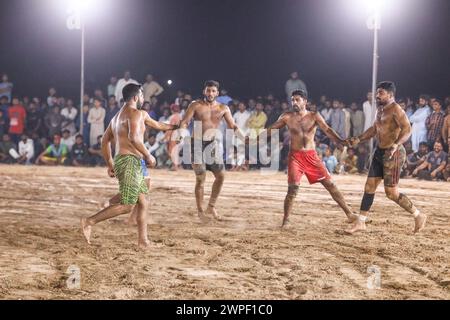 Kabaddi-Spiel. Kabaddi-Spieler jagen im überfüllten Stadion Razzien gegen das Team. Kabaddi Punjab Sports Stockfoto