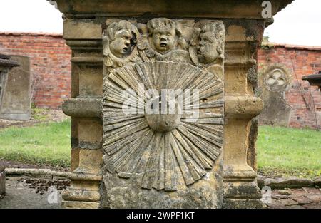 Ein geschnitztes Sonnenblumenmotiv auf einem Grab auf dem Friedhof der St. Peter's Church, Stretton-on-Fosse, Warwickshire. Stockfoto