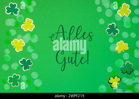 Grünes Flachbild Mit Deutschem Text Alles Gute Bedeutet Beste Wünsche. Papierhintergrund mit St. Patrick's Day Dekoration. Stockfoto