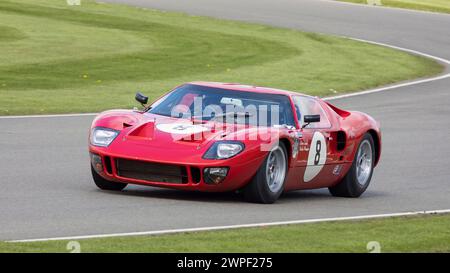 Oliver Galant in seinem Ford GT40 1964 während des Gurney Cup-Rennens beim 80. Goodwood Members Meeting in Sussex, Großbritannien. Stockfoto