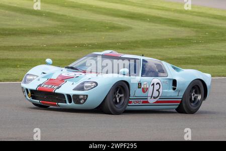 Shaun Lynn 1965 in seinem Ford GT40 während des Gurney Cup-Rennens beim 80. Goodwood Members Meeting in Sussex, Großbritannien. Stockfoto