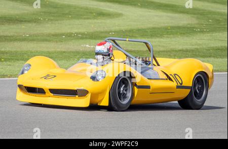 Katsuaki Kubota 1965 in seinem Lotus-Ford 30 während des Gurney Cup-Rennens beim 80. Goodwood Members Meeting in Sussex, Großbritannien. Stockfoto