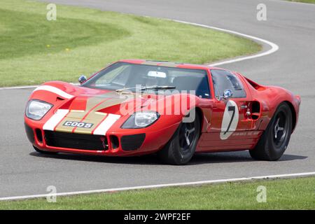 Craig Davies 1965 in seinem Ford GT40 während des Gurney Cup-Rennens beim 80. Goodwood Members Meeting in Sussex, Großbritannien. Stockfoto