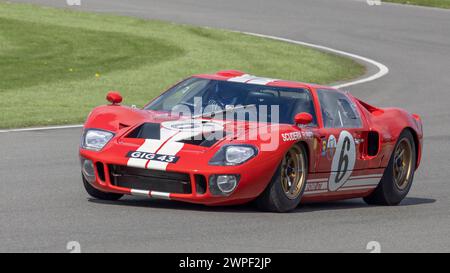 Marino Franchitti im Ford GT40 1965 während des Gurney Cup-Rennens beim 80. Goodwood Members Meeting in Sussex, Großbritannien. Stockfoto