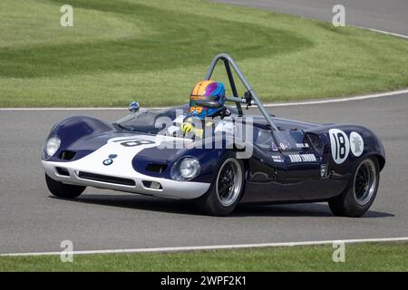 Max Bartell im Elva-BMW Mk7S 1964 während des Gurney Cup Rennens beim 80. Goodwood Member Meeting in Sussex, Großbritannien. Stockfoto