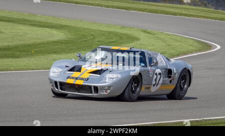 Gordon Shedden im Ford GT40 1965 während des Gurney Cup-Rennens beim 80. Goodwood Members Meeting in Sussex, Großbritannien. Stockfoto