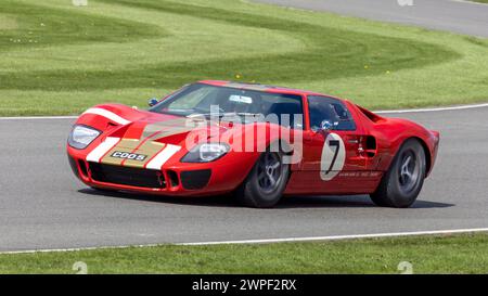 Craig Davies 1965 in seinem Ford GT40 während des Gurney Cup-Rennens beim 80. Goodwood Members Meeting in Sussex, Großbritannien. Stockfoto