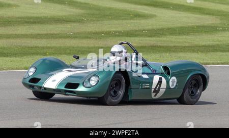 Simon Evans in seinem Elva-BMW Mk8 1965 während des Gurney Cup Rennens beim 80. Goodwood Member Meeting in Sussex, Großbritannien. Stockfoto