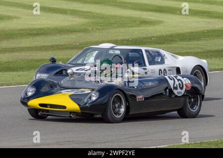 Michael Hibberd in seinem Lotus-Ford 23B 1964 während des Gurney Cup-Rennens beim 80. Goodwood Members Meeting in Sussex, Großbritannien. Stockfoto