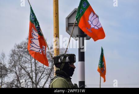 6. März 2024, Srinagar Kashmir, Indien: Ein indischer paramilitärischer Soldat steht vor dem Bakshi-Stadion, dem Hauptort der öffentlichen Kundgebung von Premierminister Narendra Modi in Srinagar. Die Sicherheit in Kaschmir wurde vor dem Besuch des indischen Premierministers Modi in Kaschmir am 07. März 2024 verstärkt. Dies war der erste Besuch des indischen Premierministers nach der Aufhebung des Artikels 370 der indischen Verfassung am 5. August 2019, der Kaschmir einen Sonderstatus verschaffte. Am 6. März 2024 In Srinagar Kaschmir, Indien. (Foto: Firdous Nazir/Eyepix Group) Stockfoto