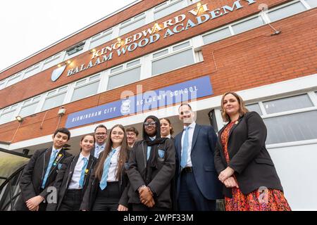 Birmingham, Großbritannien. März 2024. Die Balhaam Wood Academy in Frankley, Birmingham, Großbritannien, feiert ihren ersten „guten“ Ofsted-Status seit 18 Jahren, nachdem sie 2019 der prestigeträchtigen King Edward VI Foundation Birmingham beigetreten ist. Schuldirektor Damian McGarvey, Jodh Dhesi, CEO von Kind Edwards, und Julie Waddington werden mit einigen seiner Schüler abgebildet. Birmingham's King Edward VI Schulen sind national bekannt für ihre Kultur der Stipendien, die durch eine sensible Pastoral untermauert wird. McGarvey kommentierte: „Unsere Gemeinde vor Ort hat eine starke Schule, auf die sie zu Recht stolz sein kann.“ Credi Stockfoto