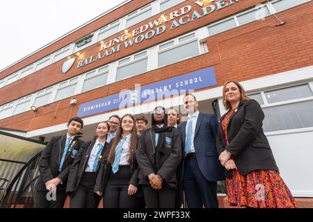 Birmingham, Großbritannien. März 2024. Die Balhaam Wood Academy in Frankley, Birmingham, Großbritannien, feiert ihren ersten „guten“ Ofsted-Status seit 18 Jahren, nachdem sie 2019 der prestigeträchtigen King Edward VI Foundation Birmingham beigetreten ist. Schuldirektor Damian McGarvey, Jodh Dhesi, CEO von Kind Edwards, und Julie Waddington werden mit einigen seiner Schüler abgebildet. Birmingham's King Edward VI Schulen sind national bekannt für ihre Kultur der Stipendien, die durch eine sensible Pastoral untermauert wird. McGarvey kommentierte: „Unsere Gemeinde vor Ort hat eine starke Schule, auf die sie zu Recht stolz sein kann.“ Credi Stockfoto