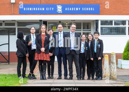 Birmingham, Großbritannien. März 2024. Die Balhaam Wood Academy in Frankley, Birmingham, Großbritannien, feiert ihren ersten „guten“ Ofsted-Status seit 18 Jahren, nachdem sie 2019 der prestigeträchtigen King Edward VI Foundation Birmingham beigetreten ist. Schuldirektor Damian McGarvey, Jodh Dhesi, CEO von Kind Edwards, und Julie Waddington werden mit einigen seiner Schüler abgebildet. Birmingham's King Edward VI Schulen sind national bekannt für ihre Kultur der Stipendien, die durch eine sensible Pastoral untermauert wird. McGarvey kommentierte: „Unsere Gemeinde vor Ort hat eine starke Schule, auf die sie zu Recht stolz sein kann.“ Credi Stockfoto