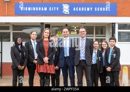 Birmingham, Großbritannien. März 2024. Die Balhaam Wood Academy in Frankley, Birmingham, Großbritannien, feiert ihren ersten „guten“ Ofsted-Status seit 18 Jahren, nachdem sie 2019 der prestigeträchtigen King Edward VI Foundation Birmingham beigetreten ist. Schuldirektor Damian McGarvey, Jodh Dhesi, CEO von Kind Edwards, und Julie Waddington werden mit einigen seiner Schüler abgebildet. Birmingham's King Edward VI Schulen sind national bekannt für ihre Kultur der Stipendien, die durch eine sensible Pastoral untermauert wird. McGarvey kommentierte: „Unsere Gemeinde vor Ort hat eine starke Schule, auf die sie zu Recht stolz sein kann.“ Credi Stockfoto