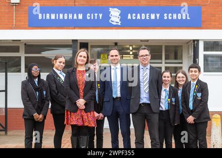 Birmingham, Großbritannien. März 2024. Die Balhaam Wood Academy in Frankley, Birmingham, Großbritannien, feiert ihren ersten „guten“ Ofsted-Status seit 18 Jahren, nachdem sie 2019 der prestigeträchtigen King Edward VI Foundation Birmingham beigetreten ist. Schuldirektor Damian McGarvey, Jodh Dhesi, CEO von Kind Edwards, und Julie Waddington werden mit einigen seiner Schüler abgebildet. Birmingham's King Edward VI Schulen sind national bekannt für ihre Kultur der Stipendien, die durch eine sensible Pastoral untermauert wird. McGarvey kommentierte: „Unsere Gemeinde vor Ort hat eine starke Schule, auf die sie zu Recht stolz sein kann.“ Credi Stockfoto