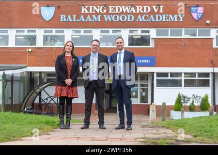 Birmingham, Großbritannien. März 2024. Die Balhaam Wood Academy in Frankley, Birmingham, Großbritannien, feiert ihren ersten „guten“ Ofsted-Status seit 18 Jahren, nachdem sie 2019 der prestigeträchtigen King Edward VI Foundation Birmingham beigetreten ist. Julie Waddington und der CEO Jodh Dhesi sind neben dem Schulleiter Damian McGarvey vor der Schule abgebildet. Birmingham's King Edward VI Schulen sind national bekannt für ihre Kultur der Stipendien, die durch eine sensible Pastoral untermauert wird. McGarvey kommentierte: „Unsere Gemeinde vor Ort hat eine starke Schule, auf die sie zu Recht stolz sein kann.“ Cred Stockfoto