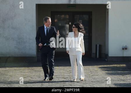 Berlin, Deutschland. März 2024. Außenministerin Annalena Baerbock (Allianz 90/die Grünen, r) und ihr britischer Amtskollege David Cameron sprechen während eines Treffens des zweiten deutsch-britischen Strategiedialogs auf der Dachterrasse des Außenministeriums. Quelle: Markus Schreiber/Pool AP/AP/dpa/Alamy Live News Stockfoto