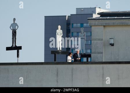 Berlin, Deutschland. März 2024. Außenministerin Annalena Baerbock (Allianz 90/die Grünen, l) und ihr britischer Amtskollege David Cameron sprechen im Rahmen eines Treffens des zweiten deutsch-britischen Strategiedialogs auf der Dachterrasse des Außenministeriums miteinander. Quelle: Markus Schreiber/Pool AP/AP/dpa/Alamy Live News Stockfoto